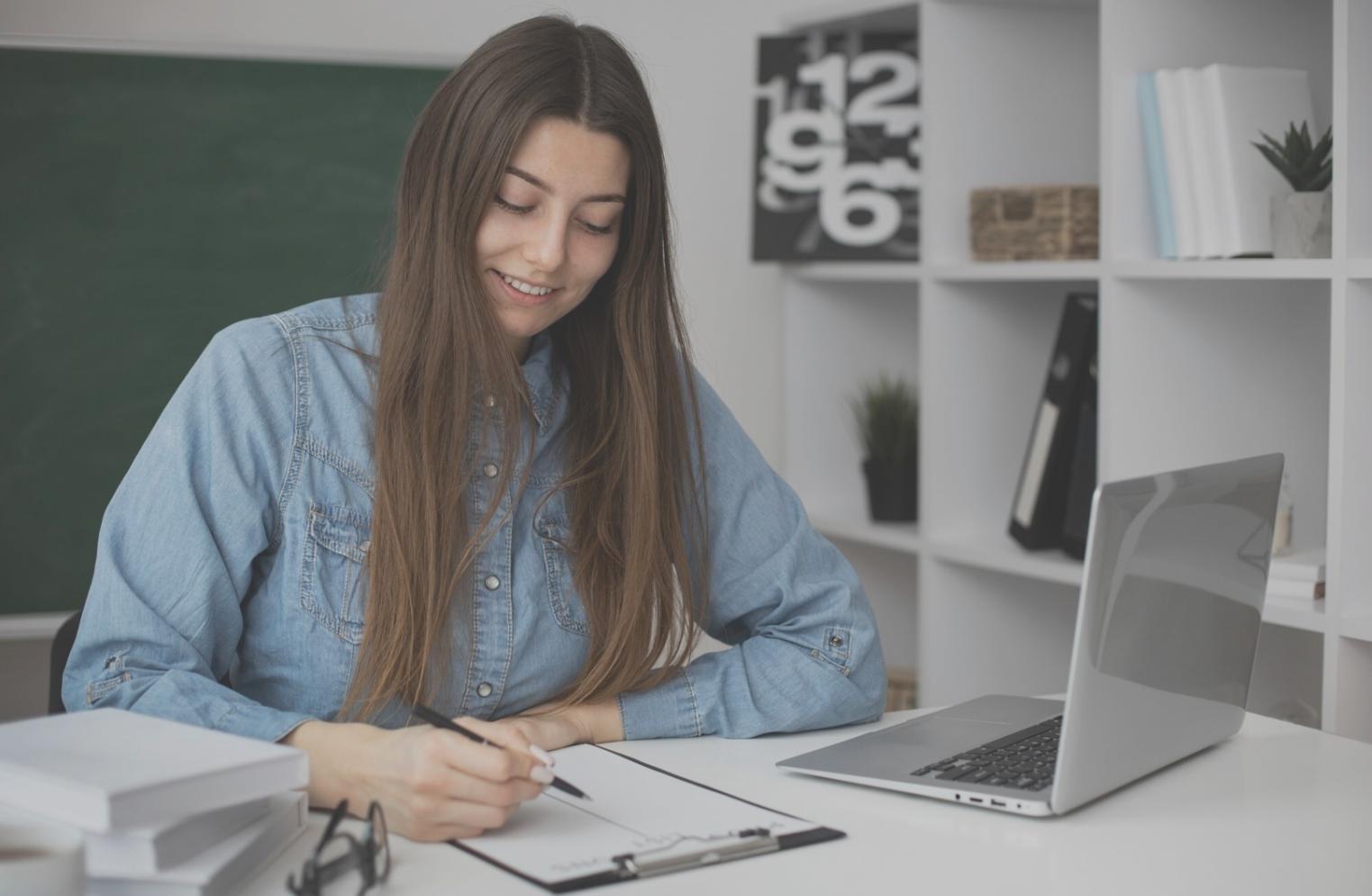 Espace de travail collaboratif avec tableaux d'analyse financière
