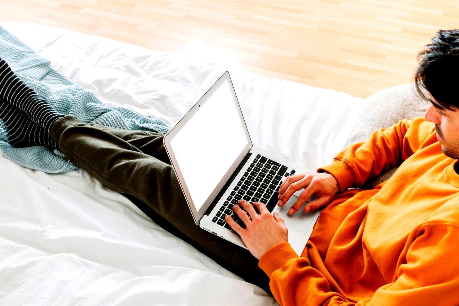 Bureau moderne avec outils d'analyse de données financières